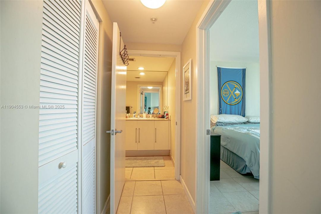 For Rent: $3,000 (1 beds, 1 baths, 868 Square Feet)