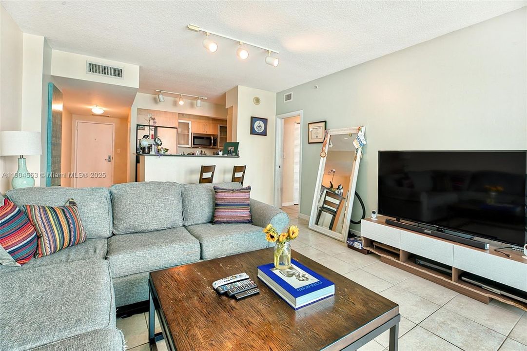 For Rent: $3,000 (1 beds, 1 baths, 868 Square Feet)