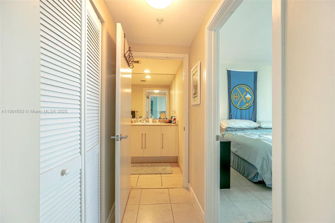 For Rent: $3,000 (1 beds, 1 baths, 868 Square Feet)