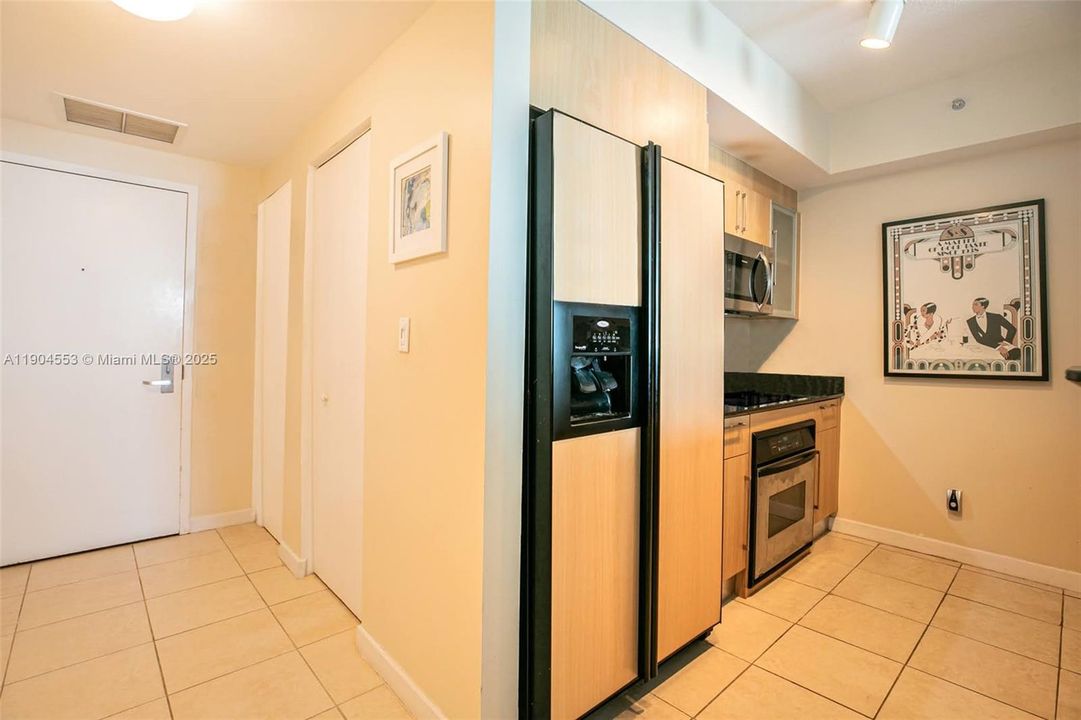 For Rent: $3,000 (1 beds, 1 baths, 868 Square Feet)