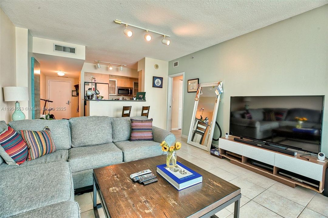 For Rent: $3,000 (1 beds, 1 baths, 868 Square Feet)