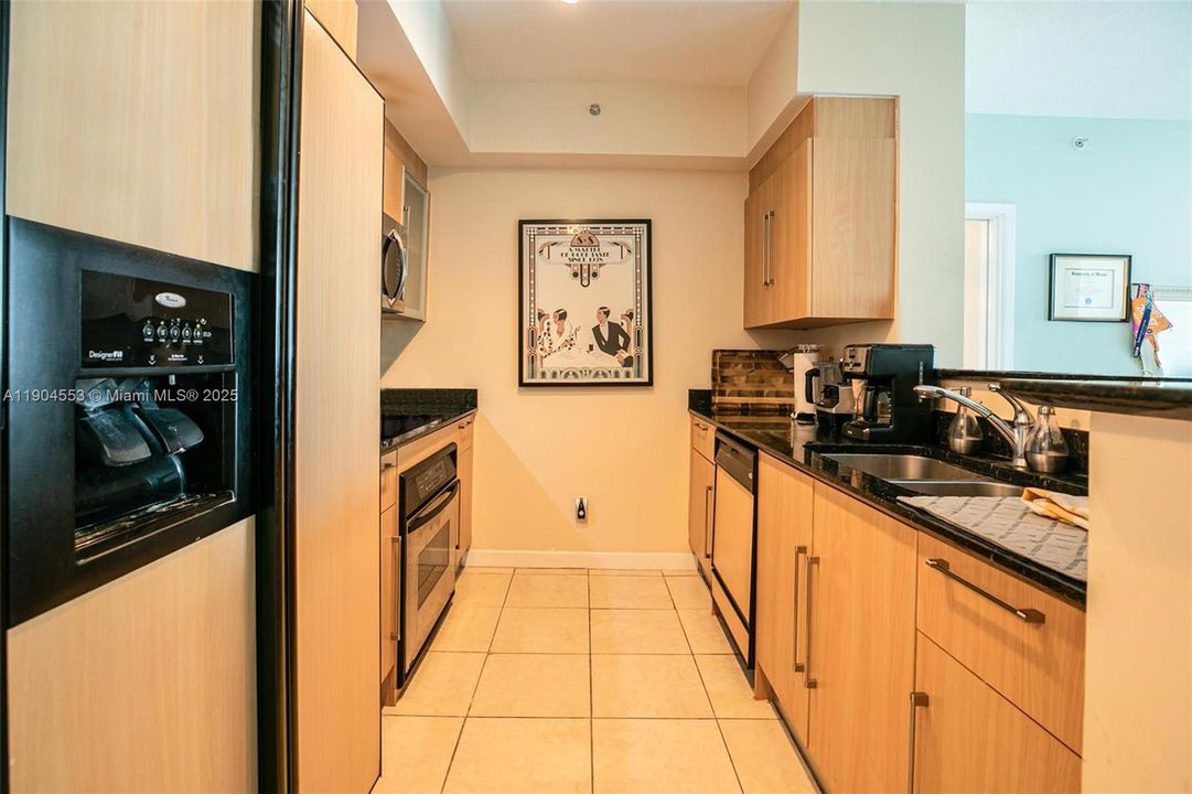 For Rent: $3,000 (1 beds, 1 baths, 868 Square Feet)