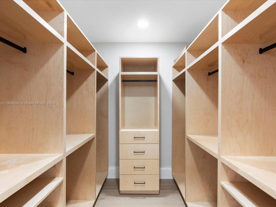 В аренду: $19,000 (5 спален, 5 ванн, 3457 Квадратных фут)