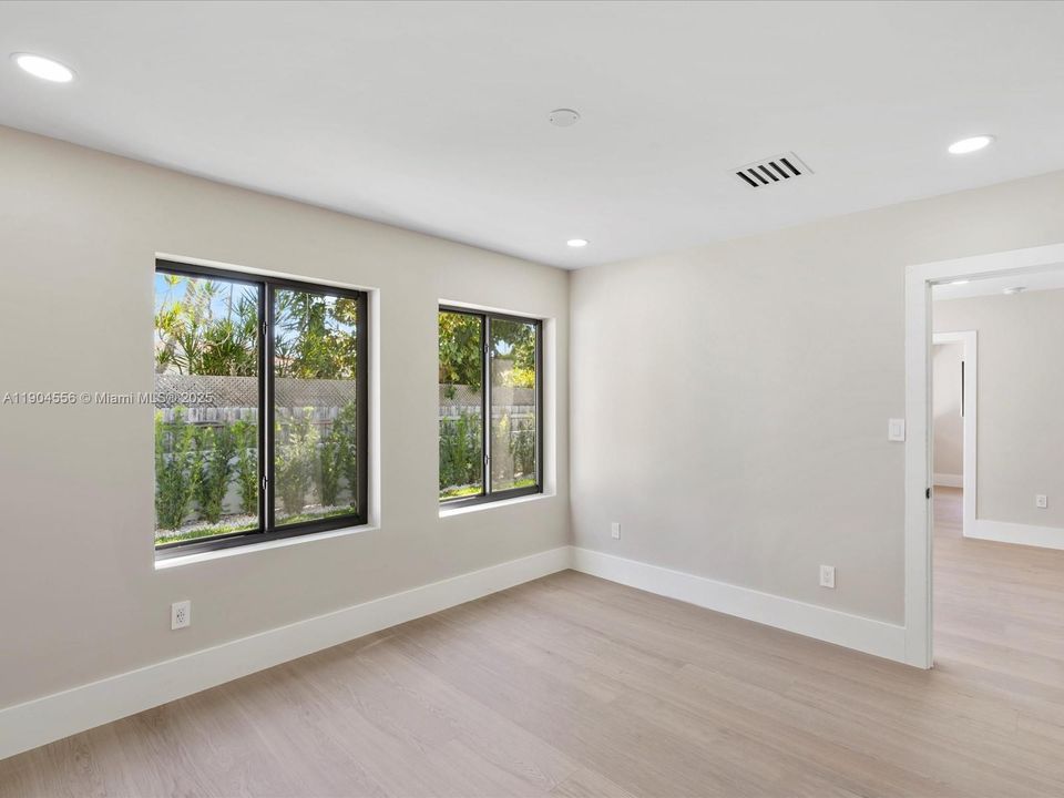 В аренду: $19,000 (5 спален, 5 ванн, 3457 Квадратных фут)