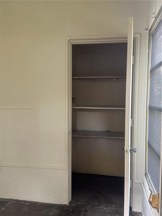 For Sale: $74,900 (1 beds, 1 baths, 680 Square Feet)