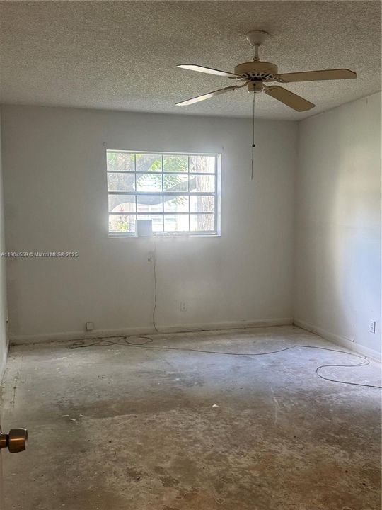 For Sale: $74,900 (1 beds, 1 baths, 680 Square Feet)