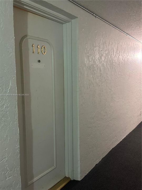 For Sale: $74,900 (1 beds, 1 baths, 680 Square Feet)