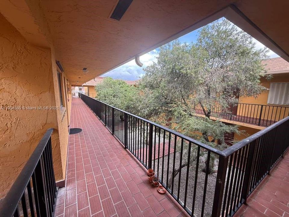 Active With Contract: $1,900 (2 beds, 1 baths, 778 Square Feet)