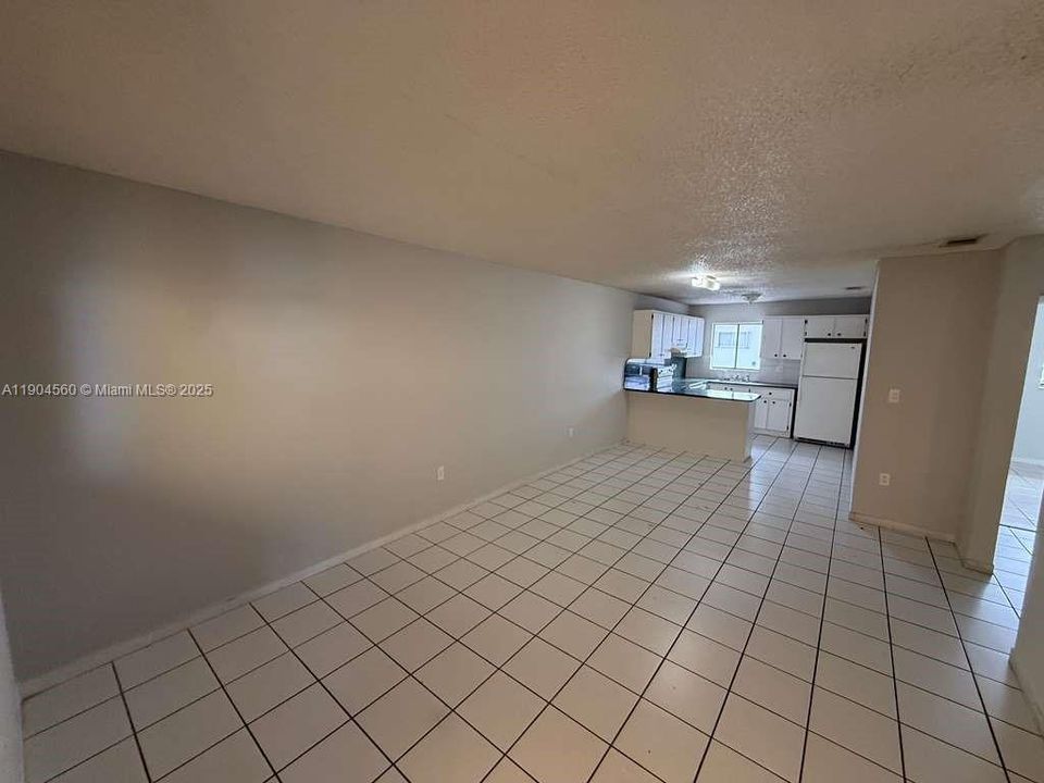 Active With Contract: $1,900 (2 beds, 1 baths, 778 Square Feet)