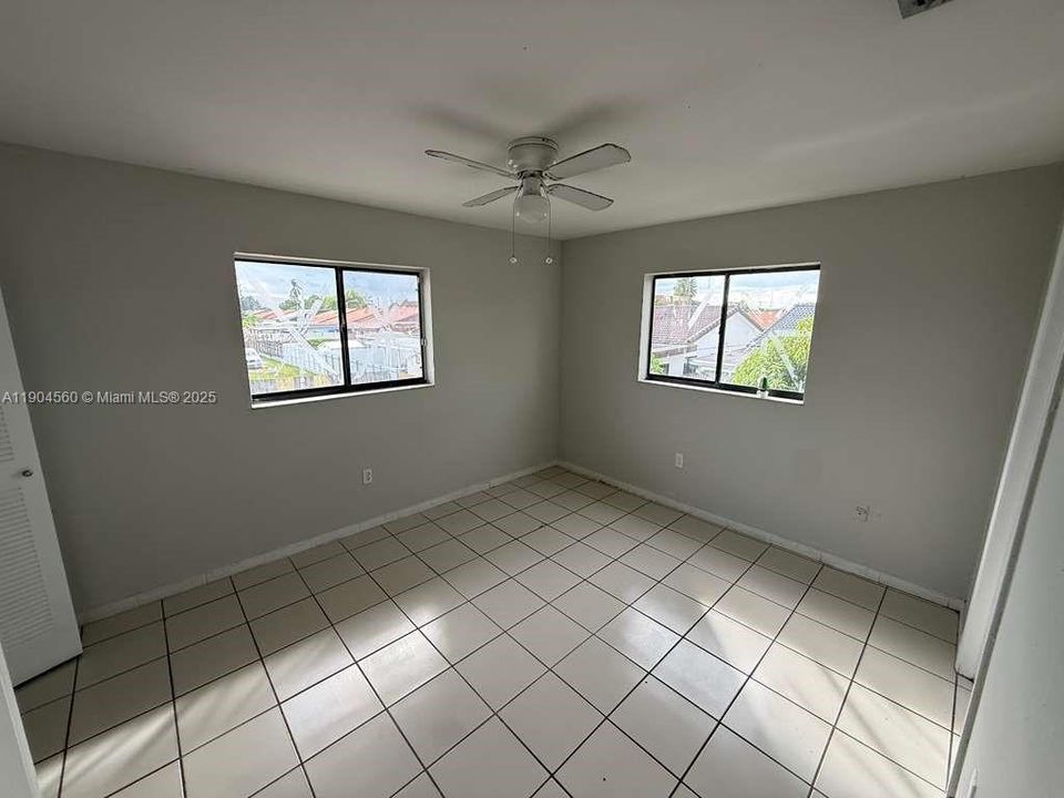 Active With Contract: $1,900 (2 beds, 1 baths, 778 Square Feet)