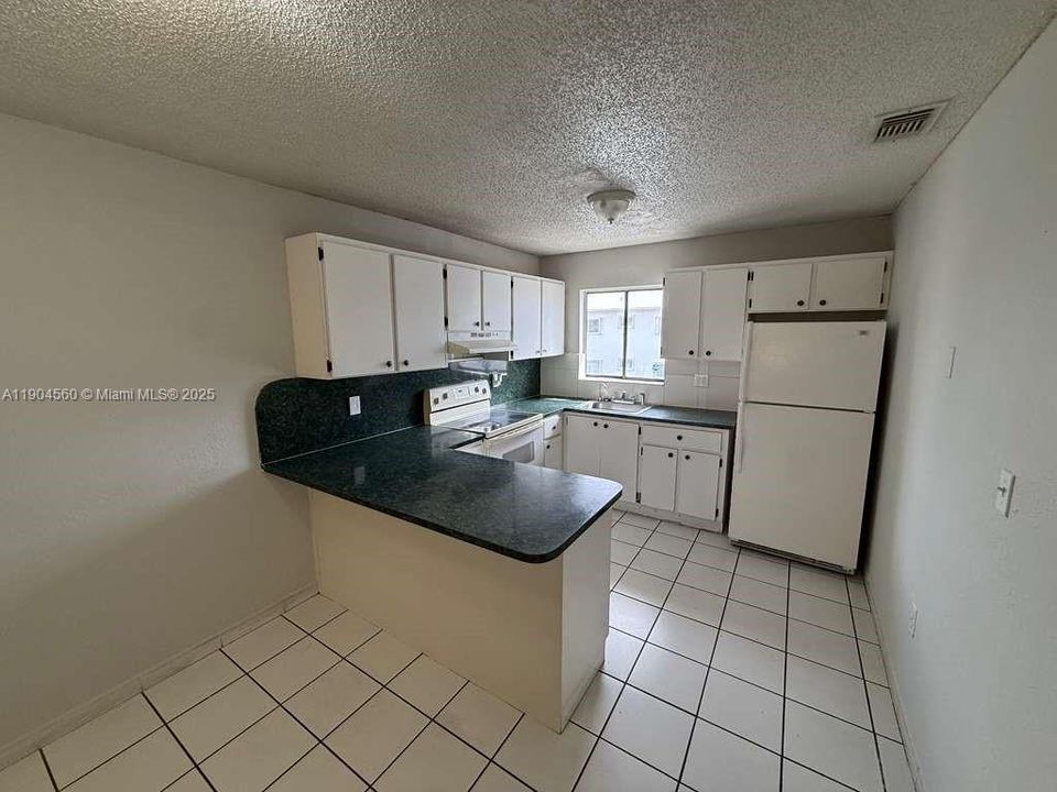 Active With Contract: $1,900 (2 beds, 1 baths, 778 Square Feet)