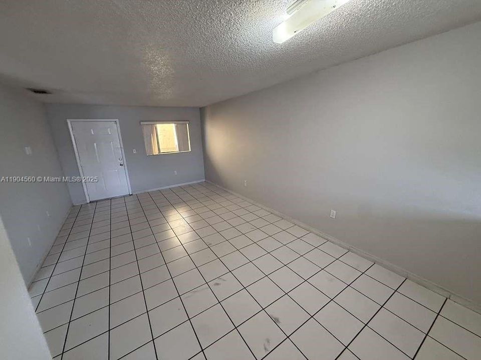 Active With Contract: $1,900 (2 beds, 1 baths, 778 Square Feet)