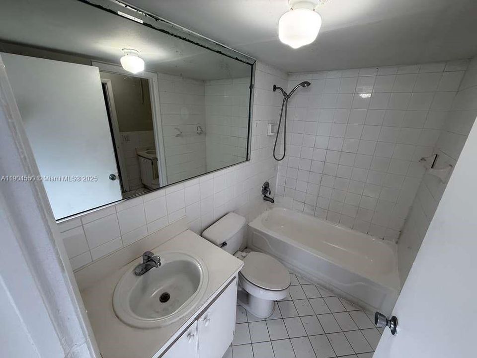 Active With Contract: $1,900 (2 beds, 1 baths, 778 Square Feet)