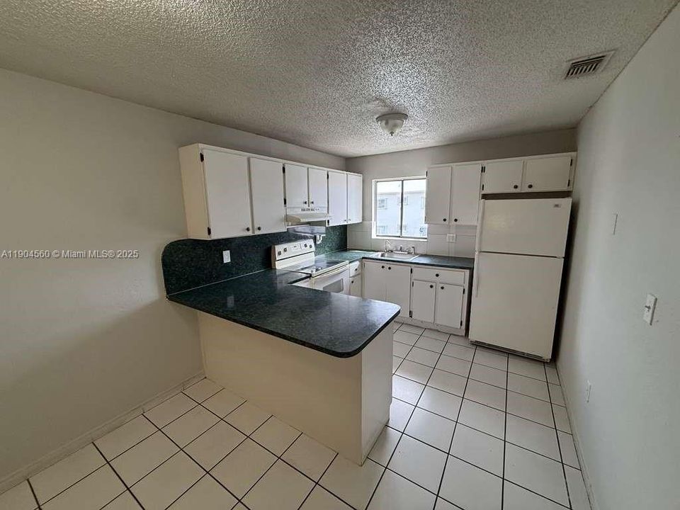 Active With Contract: $1,900 (2 beds, 1 baths, 778 Square Feet)