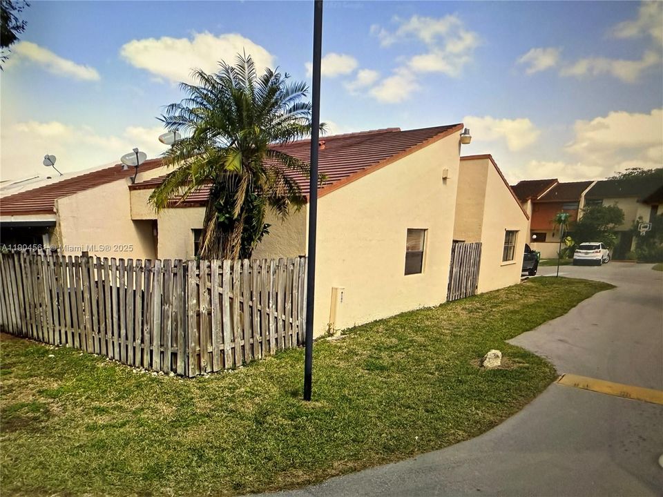 Recently Rented: $2,700 (2 beds, 2 baths, 1135 Square Feet)