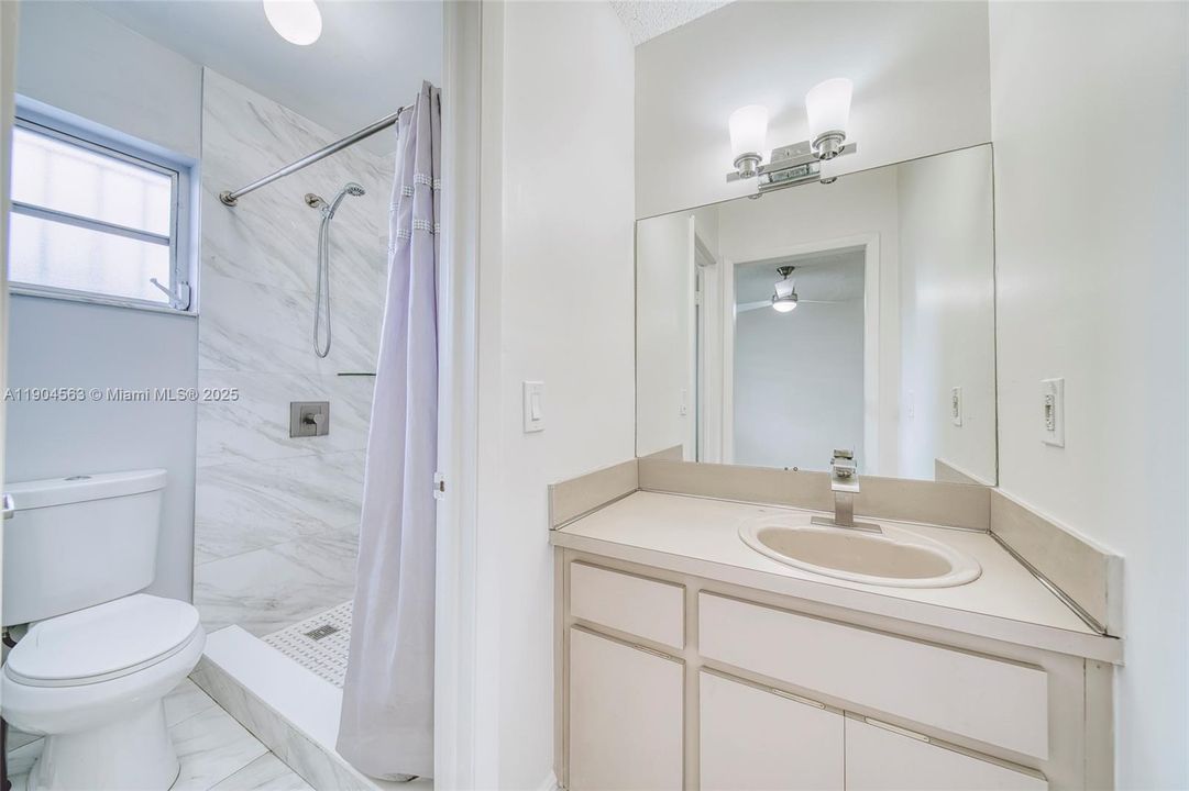 Activo con contrato: $2,600 (2 camas, 2 baños, 1047 Pies cuadrados)