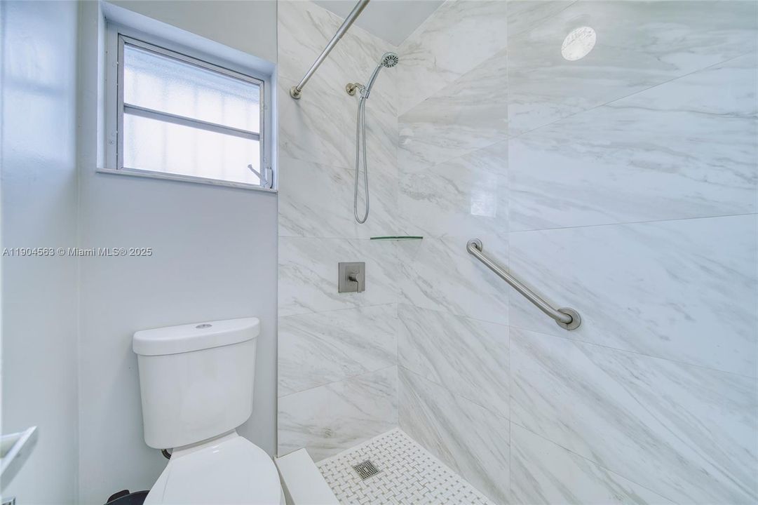 Activo con contrato: $2,600 (2 camas, 2 baños, 1047 Pies cuadrados)