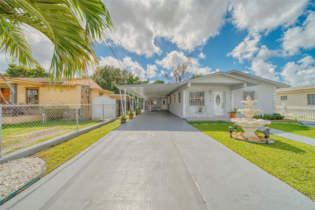 Activo con contrato: $2,600 (2 camas, 2 baños, 1047 Pies cuadrados)