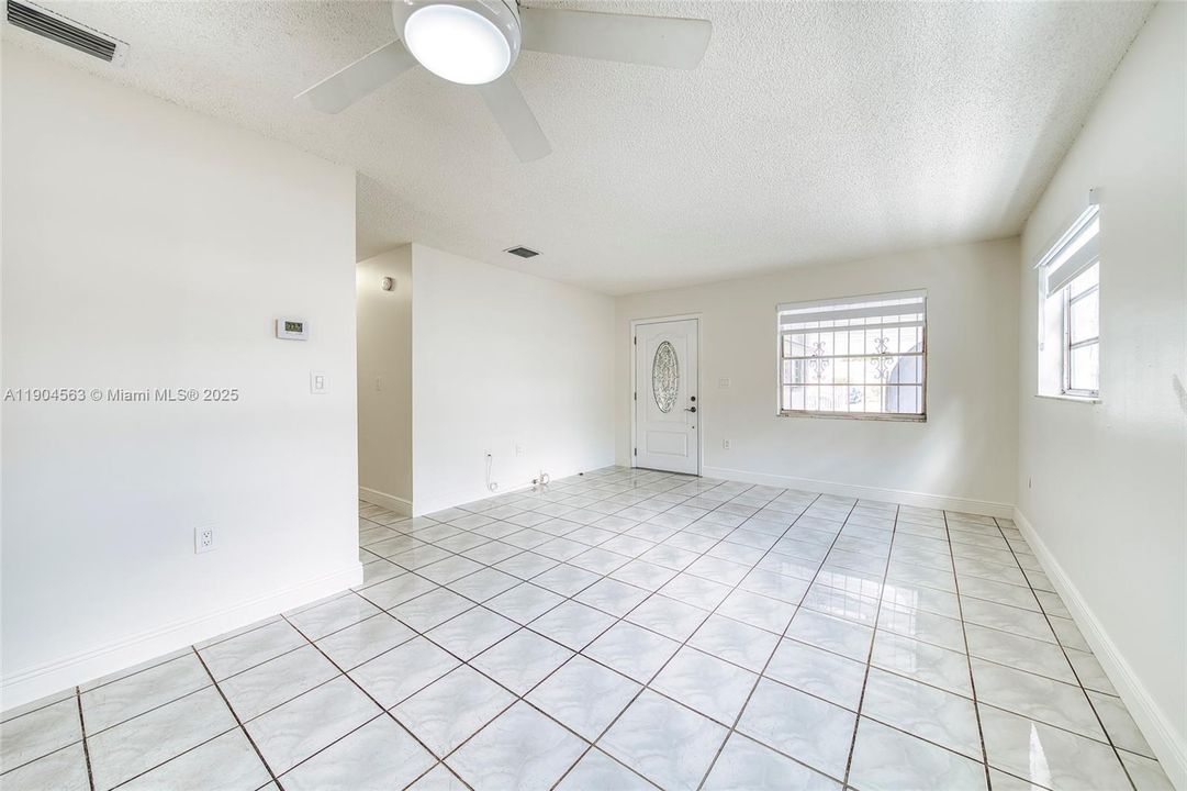 Activo con contrato: $2,600 (2 camas, 2 baños, 1047 Pies cuadrados)