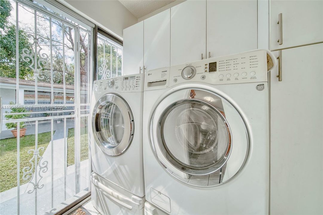 Activo con contrato: $2,600 (2 camas, 2 baños, 1047 Pies cuadrados)