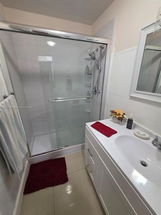 合同活跃: $470,000 (3 贝兹, 2 浴室, 1048 平方英尺)