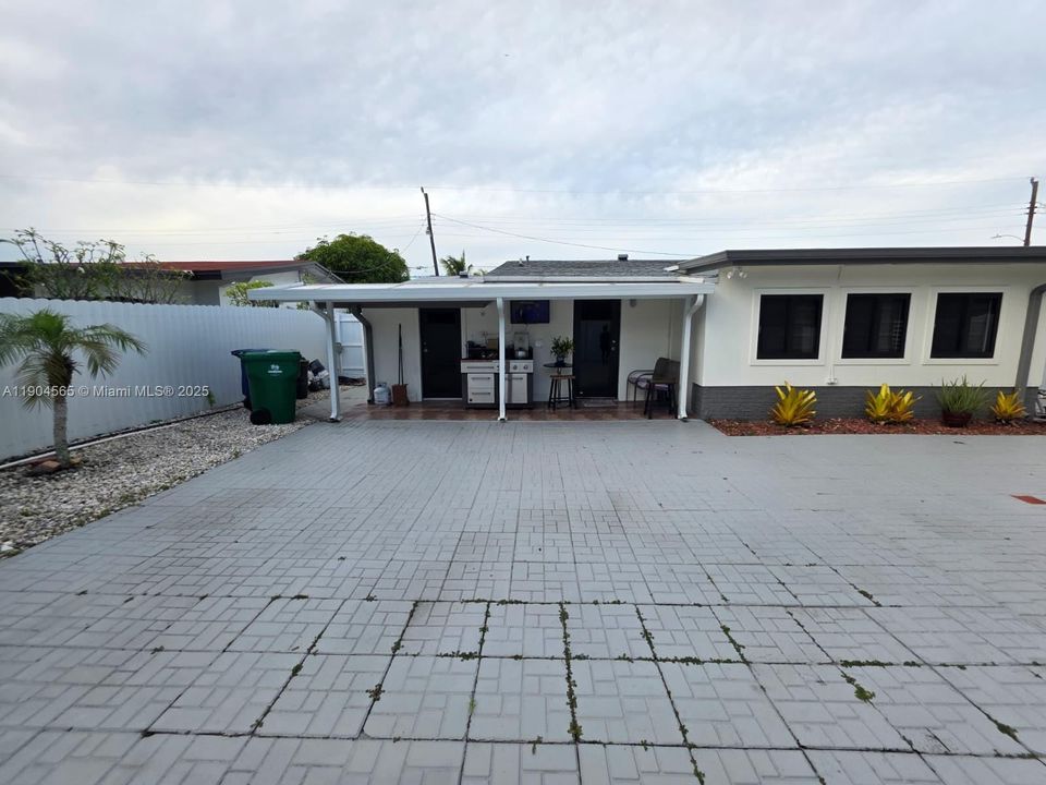 合同活跃: $470,000 (3 贝兹, 2 浴室, 1048 平方英尺)