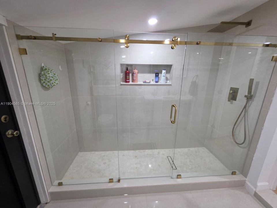 合同活跃: $470,000 (3 贝兹, 2 浴室, 1048 平方英尺)