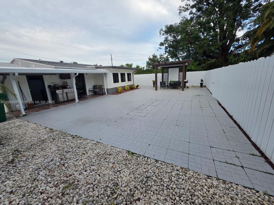 合同活跃: $470,000 (3 贝兹, 2 浴室, 1048 平方英尺)