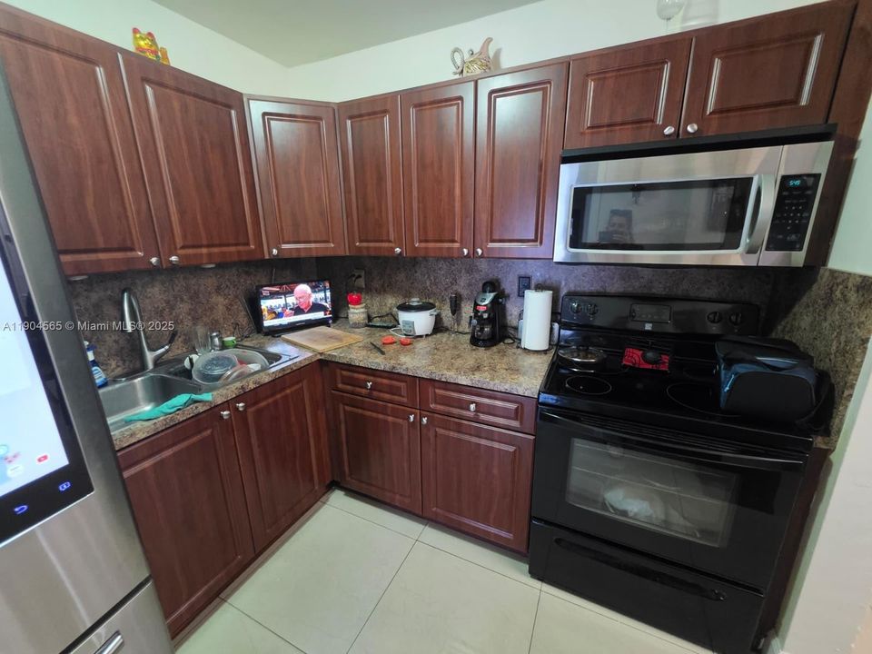 合同活跃: $470,000 (3 贝兹, 2 浴室, 1048 平方英尺)