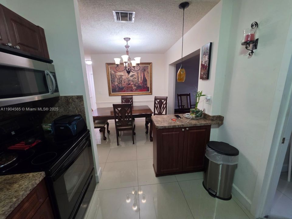 合同活跃: $470,000 (3 贝兹, 2 浴室, 1048 平方英尺)