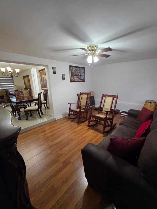 合同活跃: $470,000 (3 贝兹, 2 浴室, 1048 平方英尺)