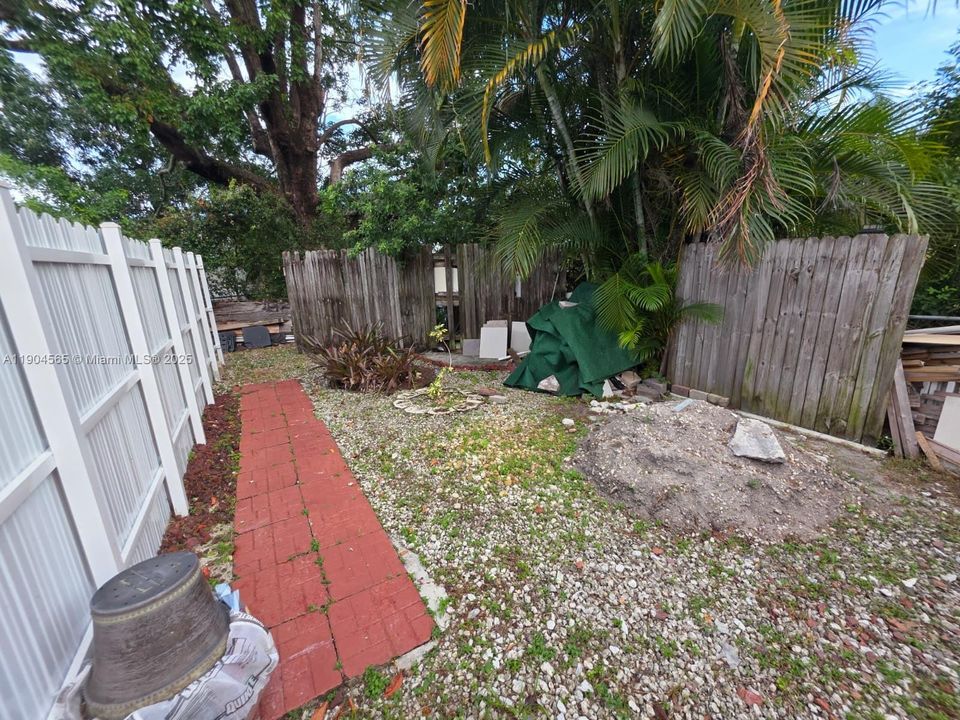 合同活跃: $470,000 (3 贝兹, 2 浴室, 1048 平方英尺)