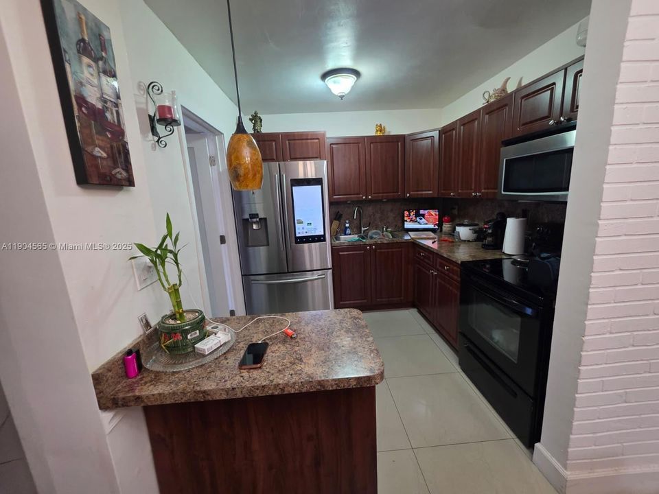 合同活跃: $470,000 (3 贝兹, 2 浴室, 1048 平方英尺)