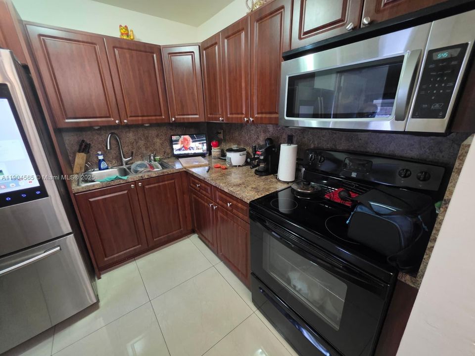 合同活跃: $470,000 (3 贝兹, 2 浴室, 1048 平方英尺)