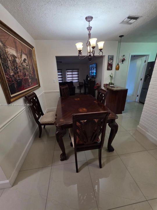 合同活跃: $470,000 (3 贝兹, 2 浴室, 1048 平方英尺)