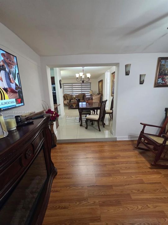 合同活跃: $470,000 (3 贝兹, 2 浴室, 1048 平方英尺)