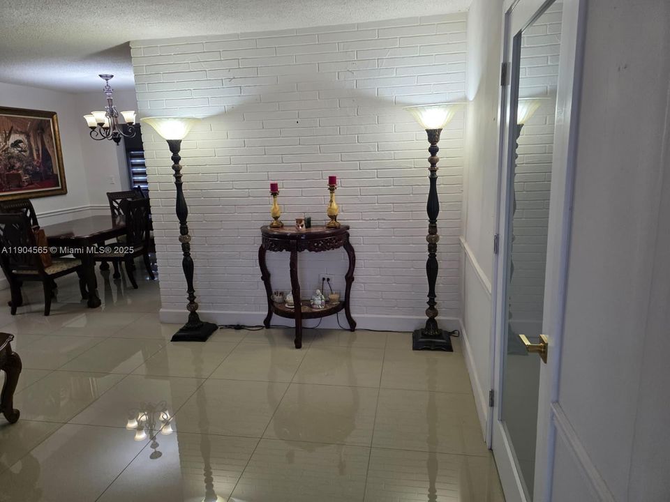 合同活跃: $470,000 (3 贝兹, 2 浴室, 1048 平方英尺)