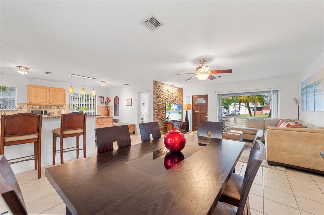 合同活跃: $619,900 (3 贝兹, 2 浴室, 1439 平方英尺)