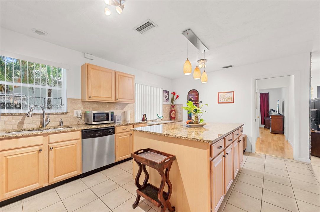 合同活跃: $619,900 (3 贝兹, 2 浴室, 1439 平方英尺)