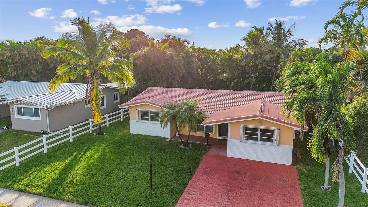 合同活跃: $619,900 (3 贝兹, 2 浴室, 1439 平方英尺)