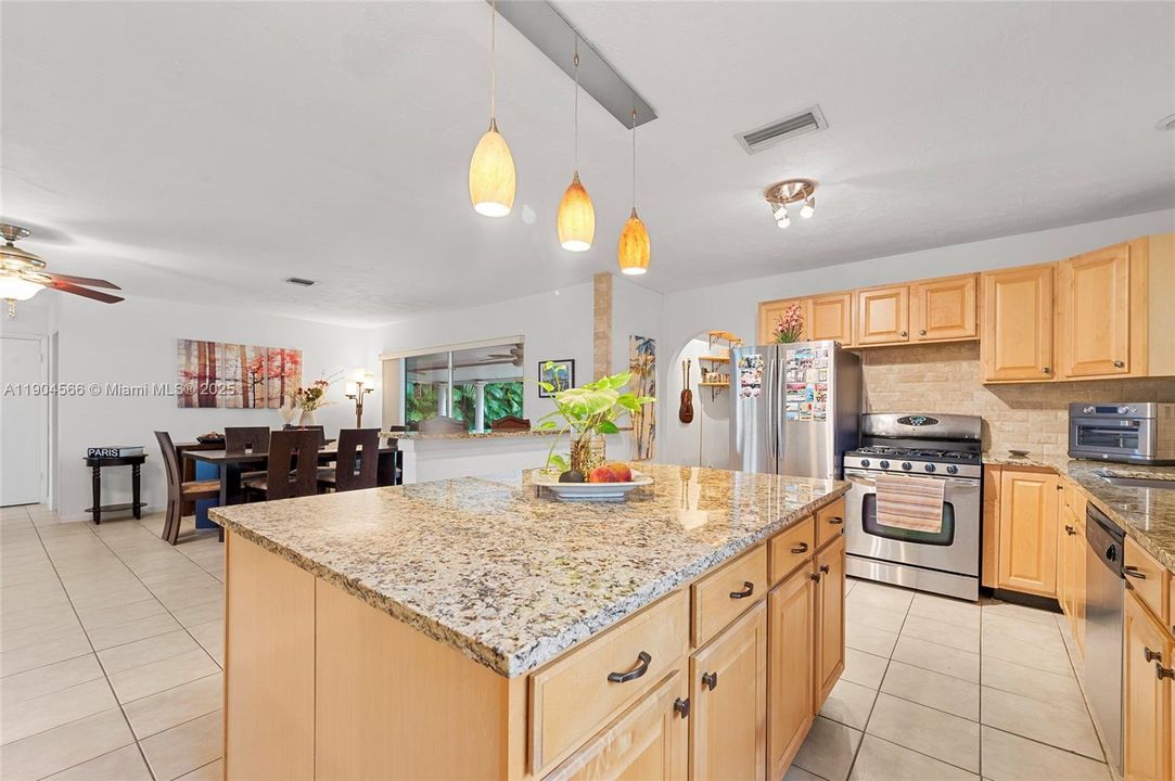 合同活跃: $619,900 (3 贝兹, 2 浴室, 1439 平方英尺)