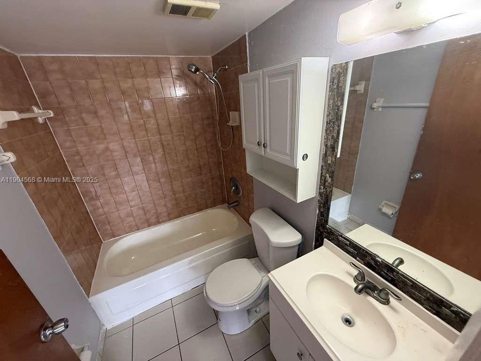 Activo con contrato: $1,980 (2 camas, 2 baños, 888 Pies cuadrados)