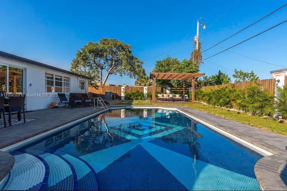 最近租的: $3,980 (4 贝兹, 2 浴室, 1550 平方英尺)