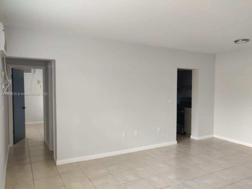 For Rent: $1,800 (1 beds, 1 baths, 470 Square Feet)