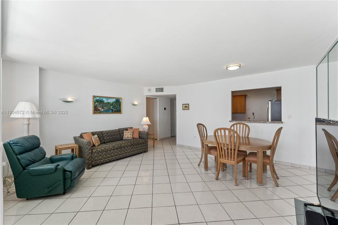 合同活跃: $450,000 (1 贝兹, 2 浴室, 912 平方英尺)