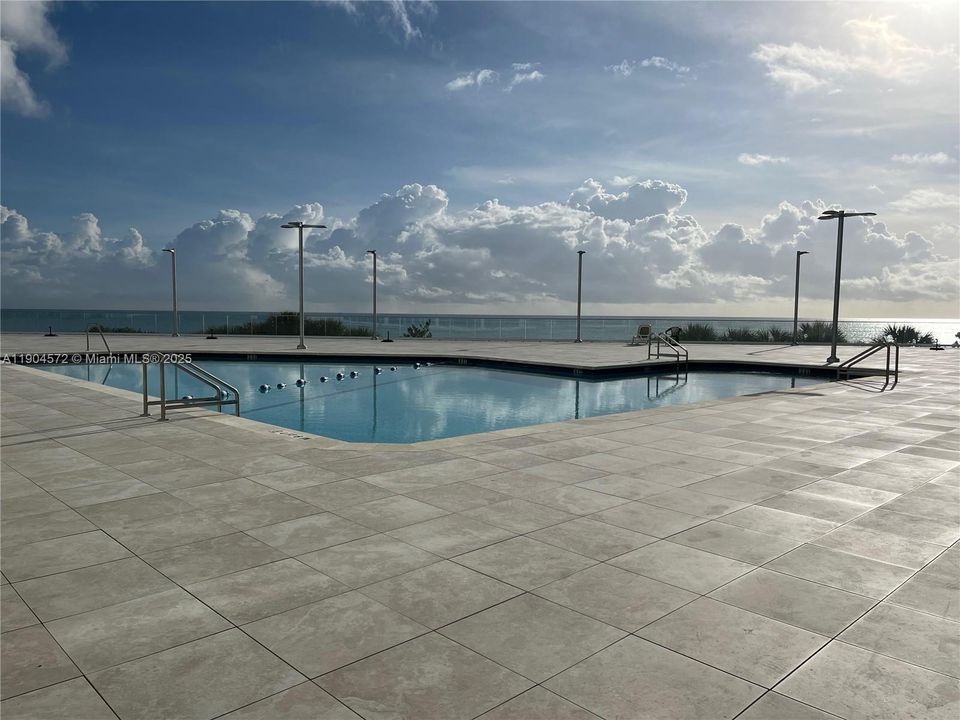 合同活跃: $450,000 (1 贝兹, 2 浴室, 912 平方英尺)