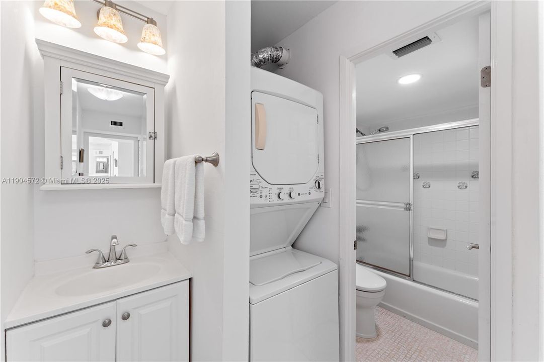 合同活跃: $450,000 (1 贝兹, 2 浴室, 912 平方英尺)