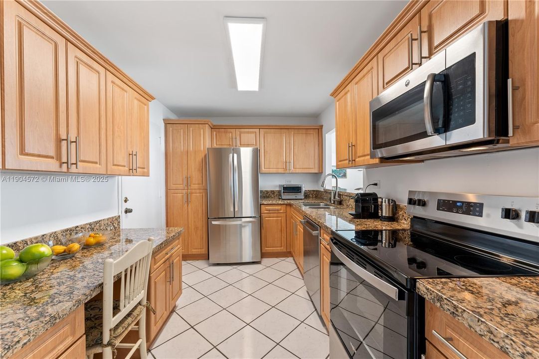 合同活跃: $450,000 (1 贝兹, 2 浴室, 912 平方英尺)