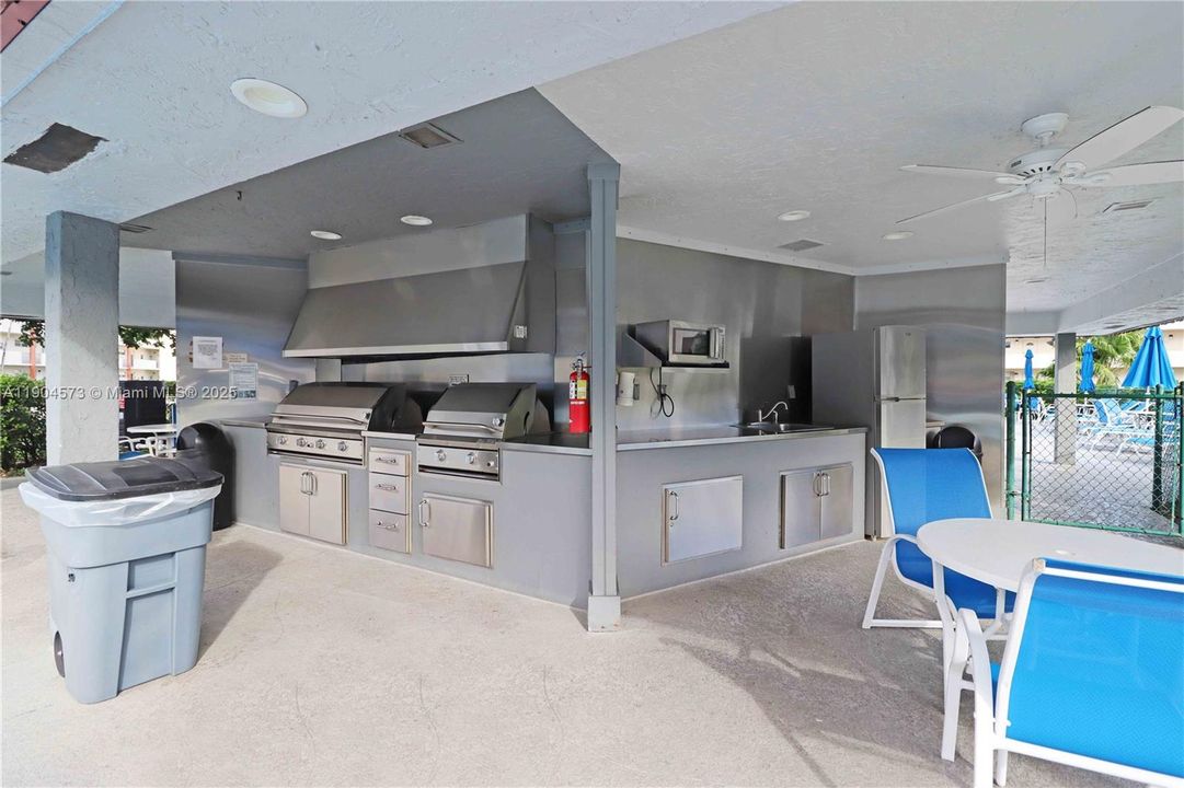 Под контрактом: $115,000 (2 спален, 2 ванн, 1170 Квадратных фут)