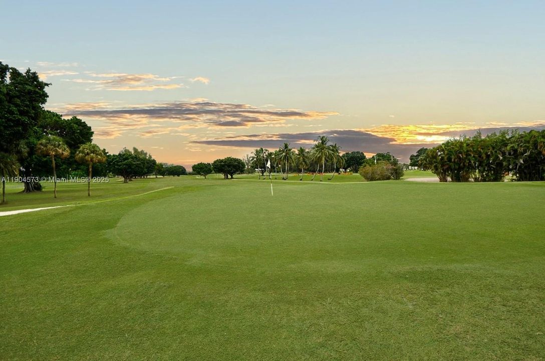 Под контрактом: $115,000 (2 спален, 2 ванн, 1170 Квадратных фут)